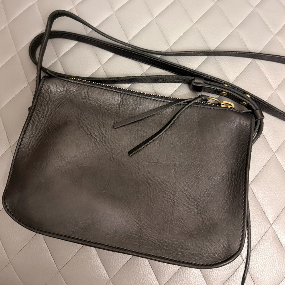 In great condition minimal black Leather Crossbody Bag by Madewell